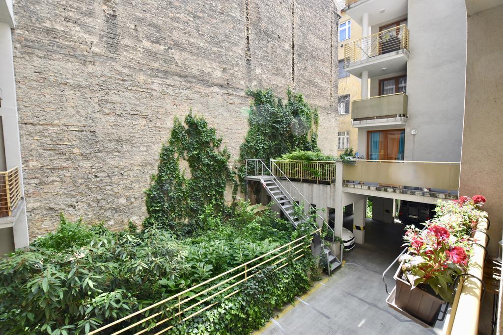 Central Studio Boulevard Budapest Exterior foto